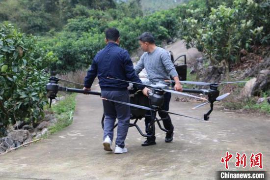 在贵州荔波，工作人员正在搬运植保无人机。　何银树　摄