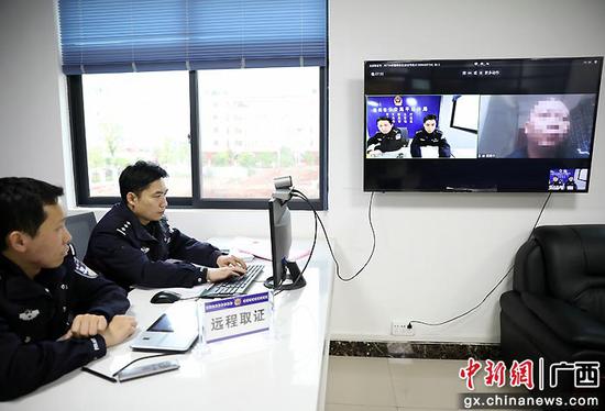 3月23日，平桂警方运用“远程取证”系统获取证人证言。甘勇 摄