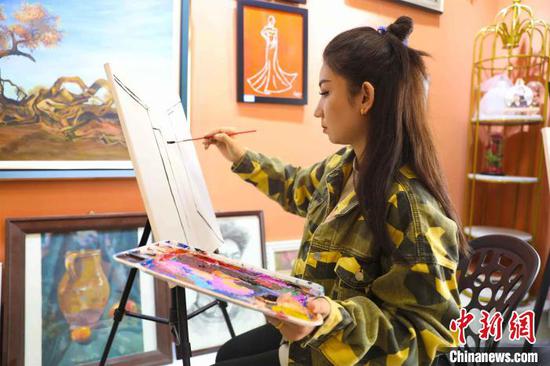 在新疆喀什古城的油画街，姑再努尔·艾尔肯和众多绘画爱好者一同用画笔描绘着“新疆故事”。　李彩琴　摄