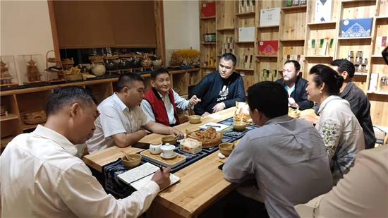 叶辛老师与大家吃油茶夜宵 黎平县委宣传部供图 叶辛老师与大家吃油茶夜宵 黎平县委宣传部供图