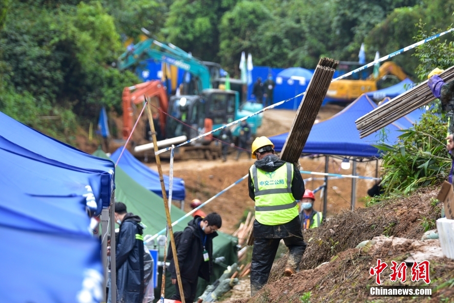 3月24日,在广西梧州市藤县东航mu5735航班坠机事故现场,工人肩扛竹排