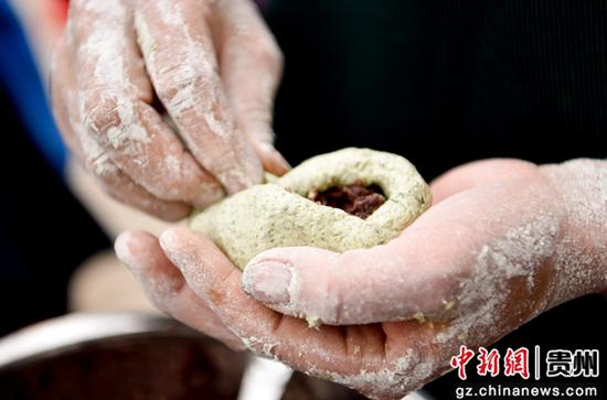 3月25日，贵州省铜仁市松桃苗族自治县正大镇多劳村的村民在捏制清明粑糕团。
