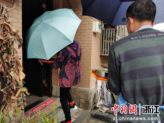 海宁许村，房东自发为租客送上一日三餐 海宁传媒中心供图