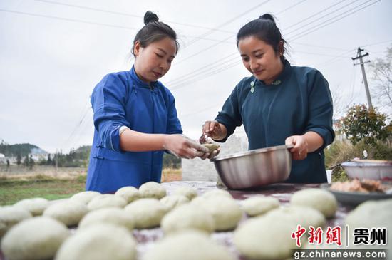 3月25日，贵州省铜仁市松桃苗族自治县正大镇多劳村的村民在放入红豆馅。