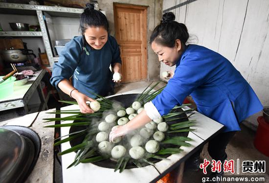 3月25日，贵州省铜仁市松桃苗族自治县正大镇多劳村的村民清明粑放入锅内开始蒸煮。