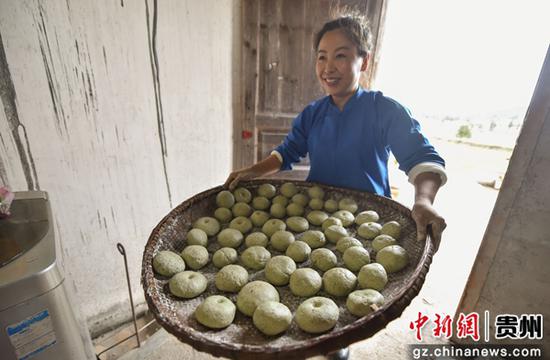 3月25日，贵州省铜仁市松桃苗族自治县正大镇多劳村的村民将捏制的好清明粑抬进厨房。