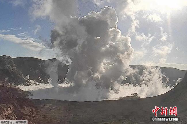 菲律宾一火山喷发蒸气 提高警戒级别