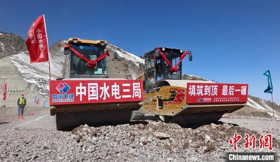 3月26日，新疆阜康抽水蓄能电站上水库大坝填筑完成封顶。　史玉江　摄