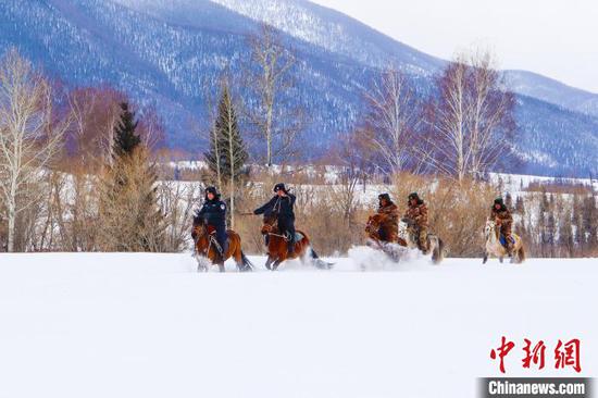 新疆戍边人骑马、步行翻雪山、越达坂
