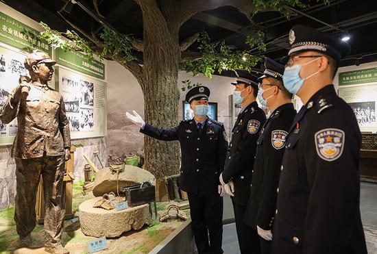 2022年3月25日，乌鲁木齐铁路公安局哈密公安处刑警支队党支部组织民警在红星一场场史陈列馆参观学习。