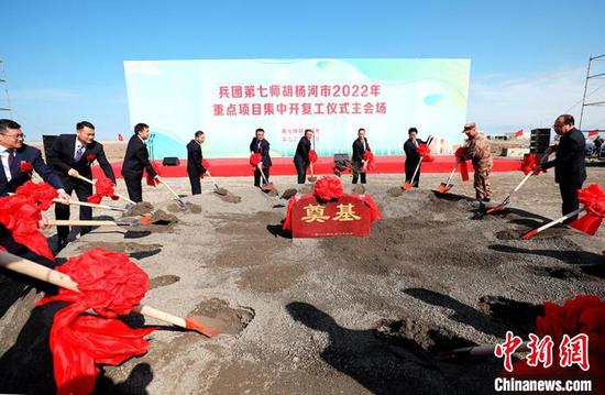 一季度，第七师胡杨河市集中开复工项目共196个，总投资378亿元。　刘笑天 摄