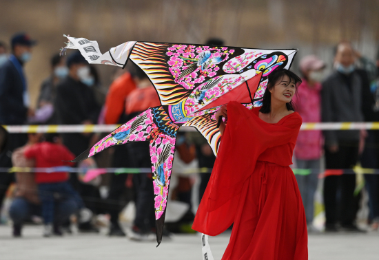 选手在新疆库尔勒市鸿雁河广场准备放风筝。

