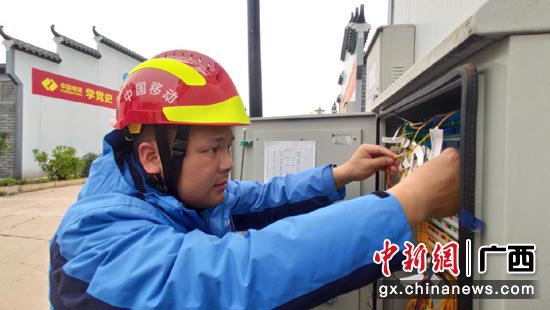 广西移动网络建设技术人员在进行网络线路检查。区弘哲 摄