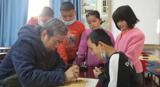南疆村里的书法培训班 孩子们感受传统文化