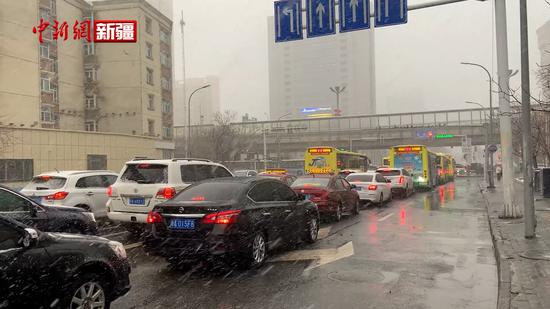 乌鲁木齐雨夹雪天气 气温骤降