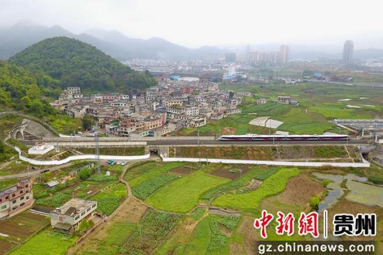 贵州贵阳环城快速铁路开通运营