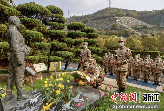 武警新兵向王伟烈士纪念碑敬献鲜花。盛相良 摄