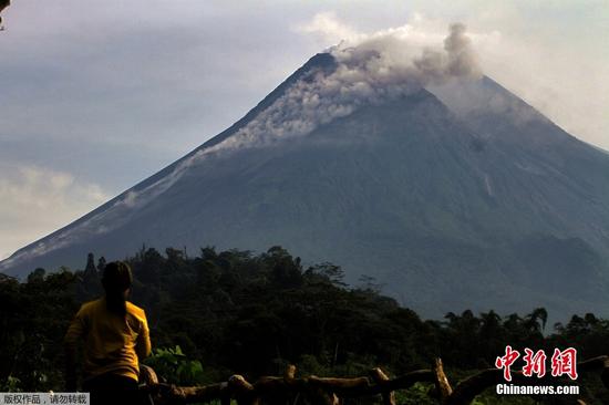 当地时间2022年3月29日，印度尼西亚日惹市，从坦卡曼自然公园可以看到默拉皮火山喷出的热气，此前默拉皮火山曾于3月10日喷发。