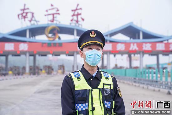 图为3月31日，广西壮族自治区交通运输综合行政执法局第二支队第五大队队长李斌接受采访。陈冠言  摄
