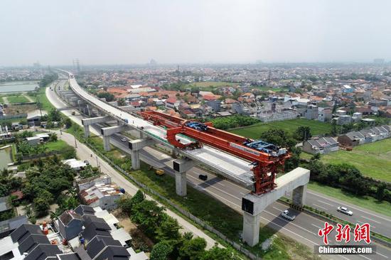 当地时间3月31日，印尼雅万高铁又一控制性高风险工程，全线最长跨高速公路箱梁架设顺利完成，为雅万高铁由万隆向雅加达方向铺轨施工创造了必要条件。中新社发 王增堃 摄