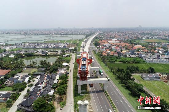 当地时间3月31日，印尼雅万高铁又一控制性高风险工程，全线最长跨高速公路箱梁架设顺利完成，为雅万高铁由万隆向雅加达方向铺轨施工创造了必要条件。中新社发 王增堃 摄