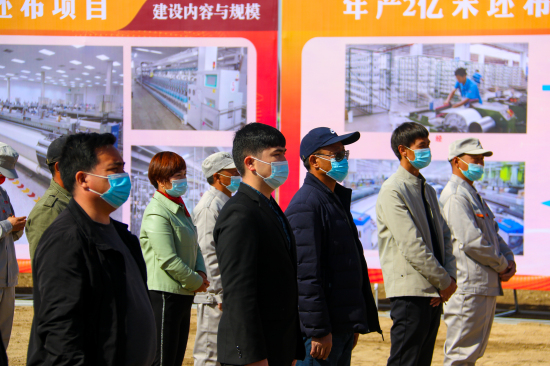 尉犁县“年产2亿米坯布生产线项目”开工。常学辉 摄