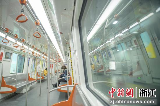 市民乘坐杭州地铁9号线。  王刚 摄