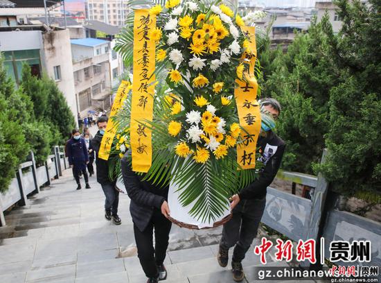 2022年4月1日，施秉县干部职工在施秉烈士陵园向革命烈士敬献花蓝。（磨桂宾 摄）