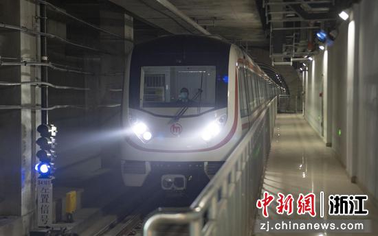 杭州地铁9号线列车进站。  王刚 摄