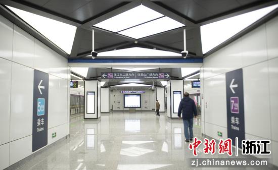 乘客进入杭州地铁7号线江城路站。
作者 王刚 摄