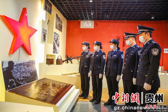 2022年4月1日，施秉县公安干警在施秉烈士陵园红色教育基地参观。