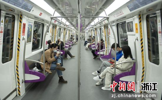 市民乘坐杭州地铁7号线。  王刚 摄