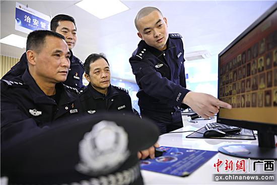 4月2日，广西壮族自治区贺州市公安局平桂分局民警在网上祭奠英烈。甘勇 摄