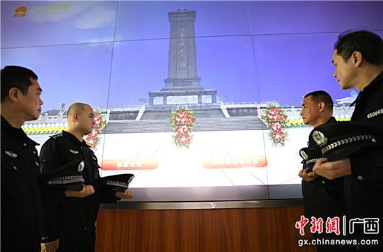 4月2日，广西壮族自治区贺州市公安局平桂分局民警在网上祭奠英烈。甘勇 摄