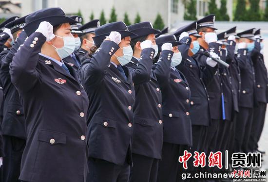 2022年4月1日，施秉县公安干警在施秉革命烈士陵园红色教育基地重温入党誓词。
