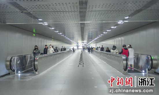 乘客在钱江路站换乘杭州地铁9号线。  王刚 摄