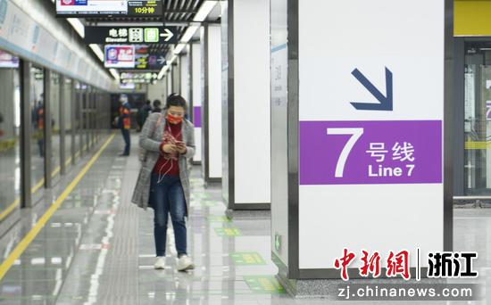 乘客在江城路站换乘地铁7号线。
作者  王刚 摄