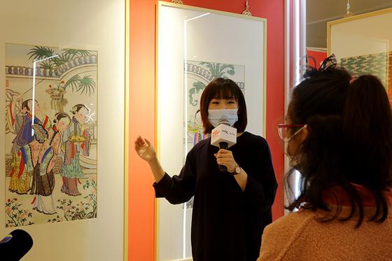 图为宣教员在画展现场讲解杨柳青年画的历史传承、发展情况、绘画技法及文化内涵。 刘俊苍 摄