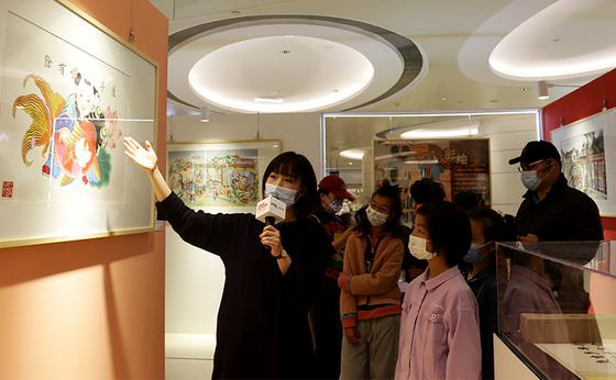 图为宣教员在画展现场讲解杨柳青年画的历史传承、发展情况、绘画技法及文化内涵。 刘俊苍 摄