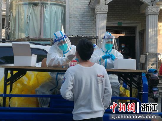 浙江医院队员乘坐物资驳运车开展核酸检测。浙江医院供图
