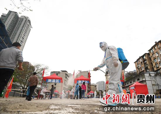 4月6日，在贵阳市南明区万东花鸟市场露天停车场核酸检测点，消杀人员正在进行环境消杀。