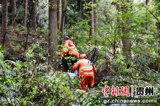 黎将与同事在巡逻路上