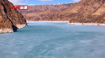 新疆伊犁：喀拉峻湖呈现冰裂景观