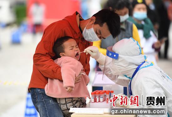 4月6日，在贵阳市南明区亨特片区、官井片区第2次区域核酸检测点，医护人员正在为市民群众进行咽拭子采样。