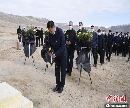 4日，塔县党政警民代表来到该县提孜那甫乡陵园，祭奠“时代楷模”拉齐尼·巴依卡。　王红　摄