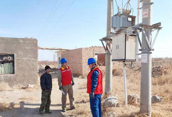 3月23日，国网吐鲁番供电公司党员服务队队员在托克逊县夏乡开展春耕春灌安全用电检查。后晓红 摄