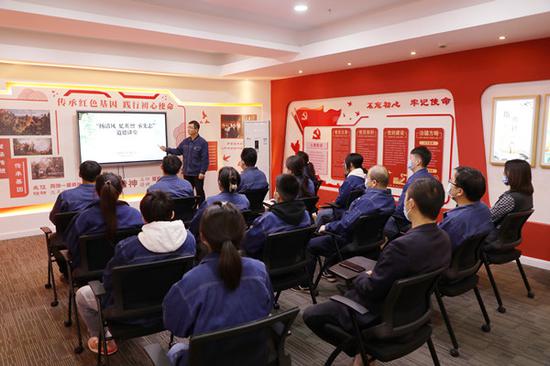 3月31日，国网新疆信通公司组织青年党（团）员代表开展“扬清风、忆英烈、承先志”主题道德讲堂活动。杨浩宇 摄