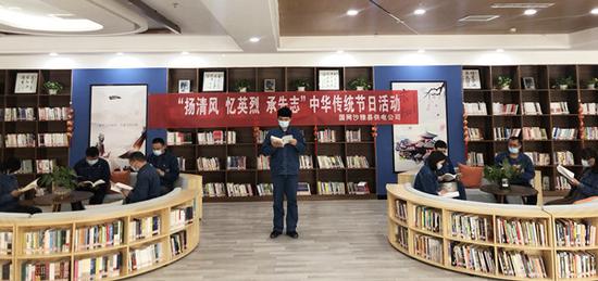 3月28日，国网阿克苏供电公司沙雅县供电公司组织青年党员在图书馆学习畅谈清明节民俗文化。常帅 摄