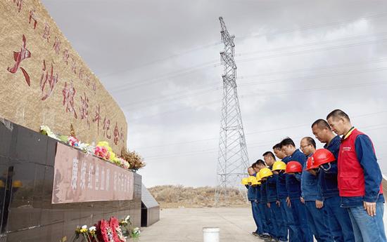 3月28日，新疆送变电公司乌鲁木齐运检分公司员工在大沙坡战斗遗址纪念碑前缅怀革命先烈。马飞 摄