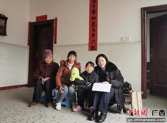 2019年12月，李诗倩走访脱贫户。受访者供图